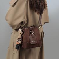 Bucket bag New women's bag Summer messenger bag Fashion high-end light luxury commuter versatile shoulder bag tamsiai ruda spalva