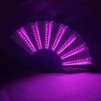 Sulankstomas rankinis ventiliatorius su LED šviesa švytinčiu fluorescenciniu spalvos pasikeitimo ventiliatoriumi naktiniam pasirodymui Dj Bar Club kambario vakarėliui dekoruoti With 2 battery