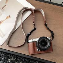 Rankų darbo PU odos pusiau dėklas Fujifilm XM5 Fuji X-M5 kamerai, dugno baterijos skyrelio dangtelis su dirželiu