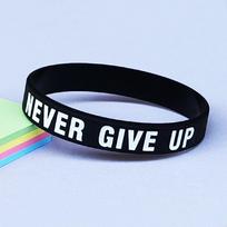 Madinga motyvacinė silikoninė apyrankė „Never Give Up“ spalvotu užrašu, inspiruojanti apyrankė, elastinė sportinė guminė apyrankė, dovanos 5pcs juoda