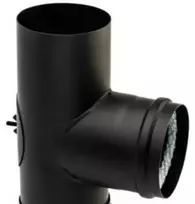 Kierulff MB Juodas dūmtraukio vamzdis 80 mm, T formos jungtis 90°, su orkaitės jungtimi, suodžių dubeniu ir valymo liuku priešais orkaitės jungtį.