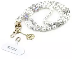 Guess rankinė per petį su Pear and 4G Charm Balta