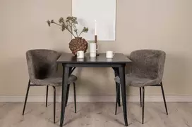 Venture Design Valgomojo stalo ir kėdžių komplektas Tempe valgomojo stalas ir Modesto valgomojo kėdė juodas MDF ir pilkas bouclé