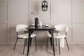 Venture Design Valgomojo stalo ir kėdžių komplektas Tempe valgomojo stalas ir Chico valgomojo kėdė juoda ir balta MDF ir bouclé