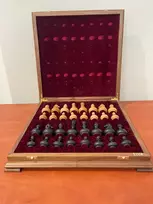 Woodgames Prabangūs rankų darbo mediniai šachmatai su dėže ir figūromis