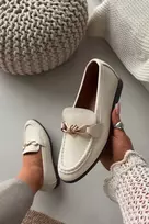 Boto Moteriški elegantiški kreminiai mokasinai su papuošimu