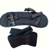 Ši 3D miego kaukė užtikrina visišką tamsą, mažina akių įtampą, reguliuojama tiek vyrams, tiek moterims. Komplekte yra kaklo apsauga ir dirželis kelionei su pagalve. juoda