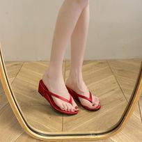 Women's Summer Cool Flip-flops with Sloping Heels and Flip-flops French High-heeled Cool Shoes 35 raudona