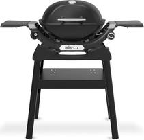 "Weber Q 1200N" dujinė kepsninė su kompaktišku stovu ir šoniniais staliukais, 1 degikliu, elektroniniu uždegimu, porcelianinėmis emaliuotomis ketaus grotelėmis, su dangčio termometru - juoda (1501084)