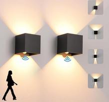 2 LED sieninių vidaus ir lauko šviestuvų pakuotė su judesio jutikliu, 12 W, 3000 K šiltos baltos spalvos sieninis šviestuvas, IP 65 vandeniui atsparus lauko sieninis šviestuvas, modernus lauko sieninis apšvietimas su aukštyn ir žemyn reguliuojamu spinduli