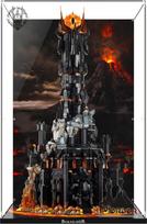 Akrilo vitrina "Lego 10333 The Lord of the Rings" (Žiedų valdovas): Barad-dûr, storas akrilo dėklas su skaidriu fonu, apsaugotas nuo dulkių, suderinamas su Lego 10333 (tik dėžutė, be modelių).