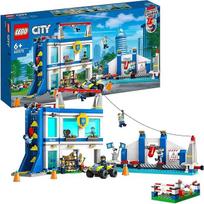 LEGO 60372 Miesto policijos mokyklos žaidimų rinkinys su kliūčių ruožu, arklio figūrėle, žaisliniu automobiliu ir 6 mini figūrėlėmis, skirtas vaikams nuo 6 metų