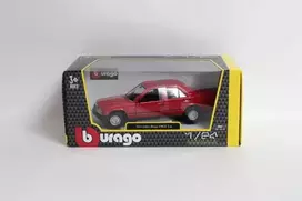 Bburago BBU 1:24 1987 Mercedes-Benz 190E Raudona 21103RD