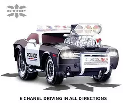 Radijo bangomis valdomas policijos automobilis su šviesos ir garso efektais