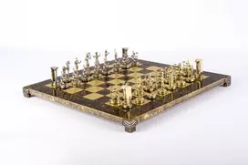 Manopoulos „Minojų Karys“ Metalinių Šachmatų Rinkinys Su 36cm Šachmatų Lenta