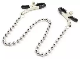 Toyz4Lovers Spenelių grandinėlė su spaustukais žnyplėmis bdsm sex