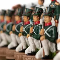Italfama NAPOLEONAS prieš RUSIJĄ: rankomis spalvinti šachmatai su odos pakaitalo lenta ir dėtuve + šaškės ir nardai