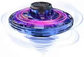Suktukas šviečiantis ufo dronas valdomas ranka