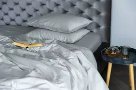 MIEGO GURU PREMIUM satino patalynės komplektas “Off baltas-pilka” (TC300) 200x200cm