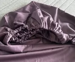 MIEGO GURU PREMIUM satino paklodė su guma “Plum” (TC300) 180x200cm