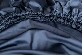 MIEGO GURU PREMIUM satino paklodė su guma “Navy” (TC300) 90x200cm