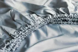 MIEGO GURU PREMIUM satino paklodė su guma “Sky mėlynas” (TC300) 90x200cm