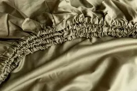 MIEGO GURU PREMIUM satino paklodė su guma “Royal Olive” (TC300) 180x200cm