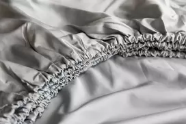 MIEGO GURU PREMIUM satino paklodė su guma “Off baltas-pilka” (TC300) 90x200cm