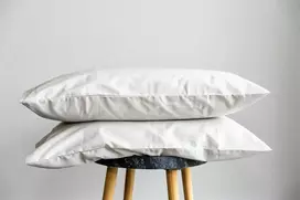 Patalynės komplektas MIEGO GURU PREMIUM satino pagalvės užvalkalas " Off baltas-pilka" (TC300) 70x80cm