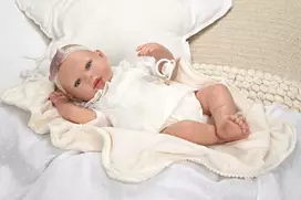 ARIAS Reborn lėlytė baltais rūbeliais, mergaitė, 45 cm