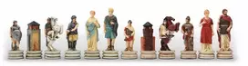 Italfama Šachmatų figūros GRAIKAI prieš ROMĖNUS. Aukštis: 8cm., diametras: 2,6cm.