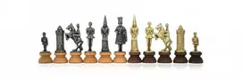 Italfama CAMELOT: metalinės/medinės šachmatų figūros. Aukštis: 11cm., diametras: 3,3cm.