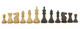 Italfama šachmatų figūros iš raudonmedžio medienos. Aukštis: 7,8cm., diametras: 3,3cm.