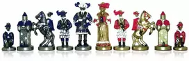 Italfama LANDSKNECHT: spalvintos metalinės šachmatų figūros. Aukštis: 8,7cm., diametras: 3,2cm.