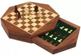 Italfama MAŽI magnetiniai mediniai šachmatai su išskirtinės formos rankų darbo lenta. Diametras 16cm., karalius: 1,8cm.