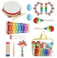 Vaikiškas muzikos instrumentų rinkinys. cimbolai, barškučiai, būgnai ir lazdelės