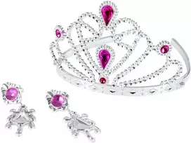 Rappa Karūnos princesė su rožiniais auskarais