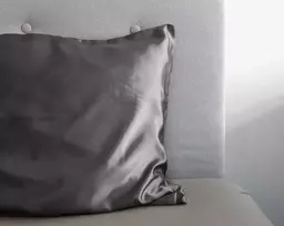 Dirbtinio šilko pagalvės užvalkalas Sleeptime Beauty Skin Care antracito spalvos 60×70 cm