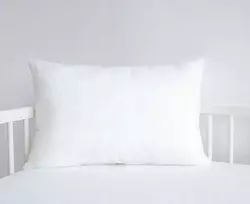 Balta pagalvė Jasiek 40×60 cm su silikoninių kamuoliukų užpildu