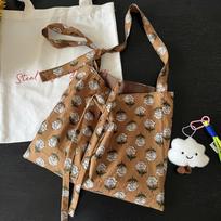 Autumn and winter new product earth color turmeric white tea flower cloth bag retro Maillard canvas bag large capacity shoulder messenger bag no cloud pendant