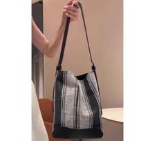 Retro striped tote bag, new lazy wind, high-end sense, large-capacity bucket bag, commuter versatile messenger bag.