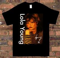 Vintage Lola Young Signature Cotton Unisex All Size T-Shirt 22D408 S įvairiaspalvis