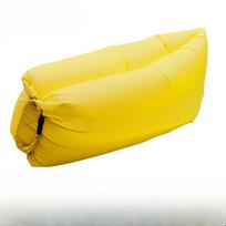 „Lazy Person“ pripučiama sofa, lauko stovyklavimo muzikos festivalis. Pripučiama sofa, sulankstoma vienai minutei, pripučiama nešiojama sėdynė geltona
