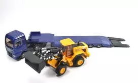 Siku MAN sunkvežimis su JCB vilkiku ir frontaliniu krautuvu