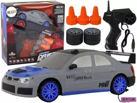 Sportinis automobilis su nuotolinio valdymo pultu, pilkas