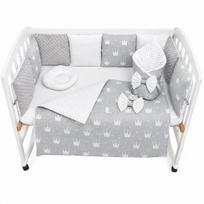 Patalynės komplektas su antklode ir lovytės apsaugomis (3 kraštai) 120×60 cm – Karūnos pilkame fone
