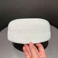 Retro skrybėlaitė 2026 Šiaudinis beretas Fedora skrybėlė Šiaudinė skrybėlė Moteriška Europos naujiena Plokščia kepurė Vyriška kepurė Gatvės mada Juodos baltos kepurės 54-58cm balta