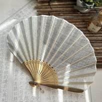 Japoniško stiliaus retro kriauklių formos vėduoklis Šilkinis audinys Bambukiniai sulankstomi vėduokliai Vestuviniai rankiniai vėduokliai Medvilnės lino vienspalvis Raižytas vėduoklio kotas