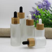 Matinio stiklo kosmetinis buteliukas su bambukiniu pipete, 20-60 ml, skirtas eteriniams aliejams ir originaliems skysčiams. 20ml bamboo ring balta