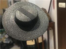 01811-axi parduoti karštas vasaros natūralus rankų darbo šiaudinis dizainerio vėjo apsaugos kraštas juodas laisvalaikio paplūdimio juoda moteriška fedora kepuraitė moteriška skrybėlė nuo saulės Universal Size